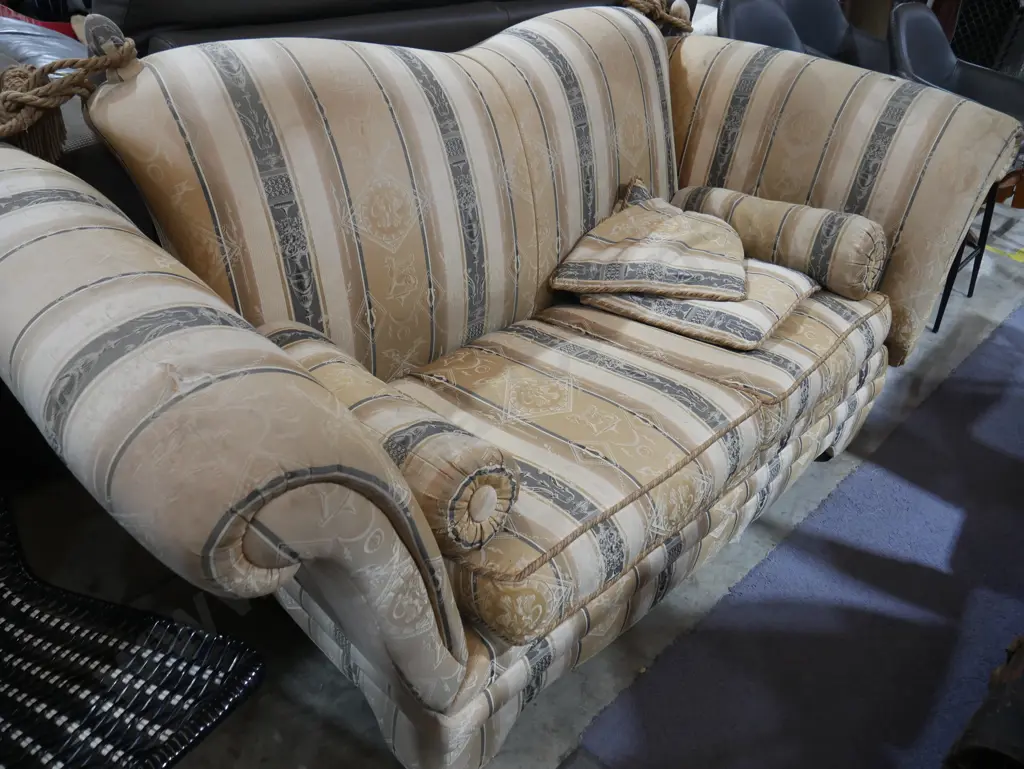 Rolled arm settee Image 1++